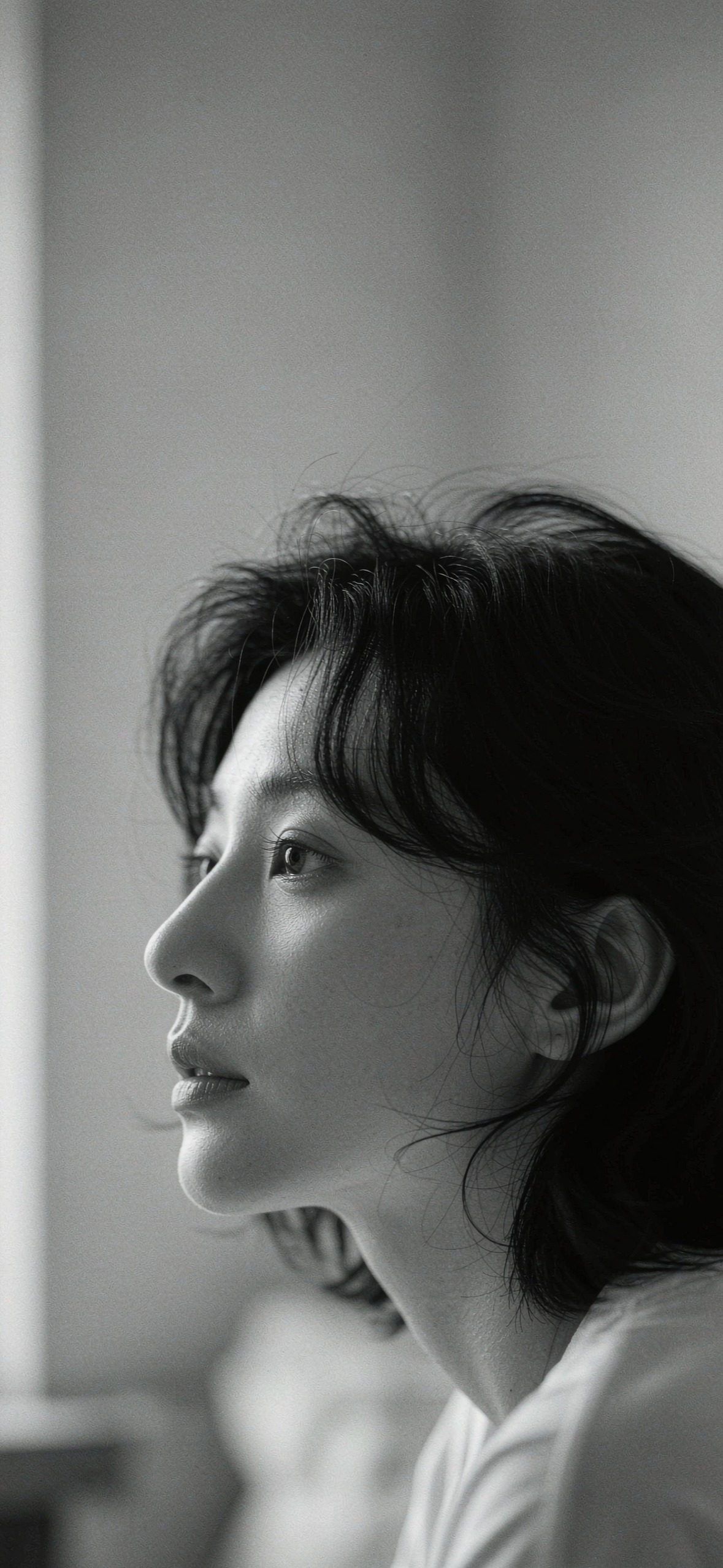 胶片侧脸 · 黑白肖像 · 1179×2556 美女帅哥壁纸