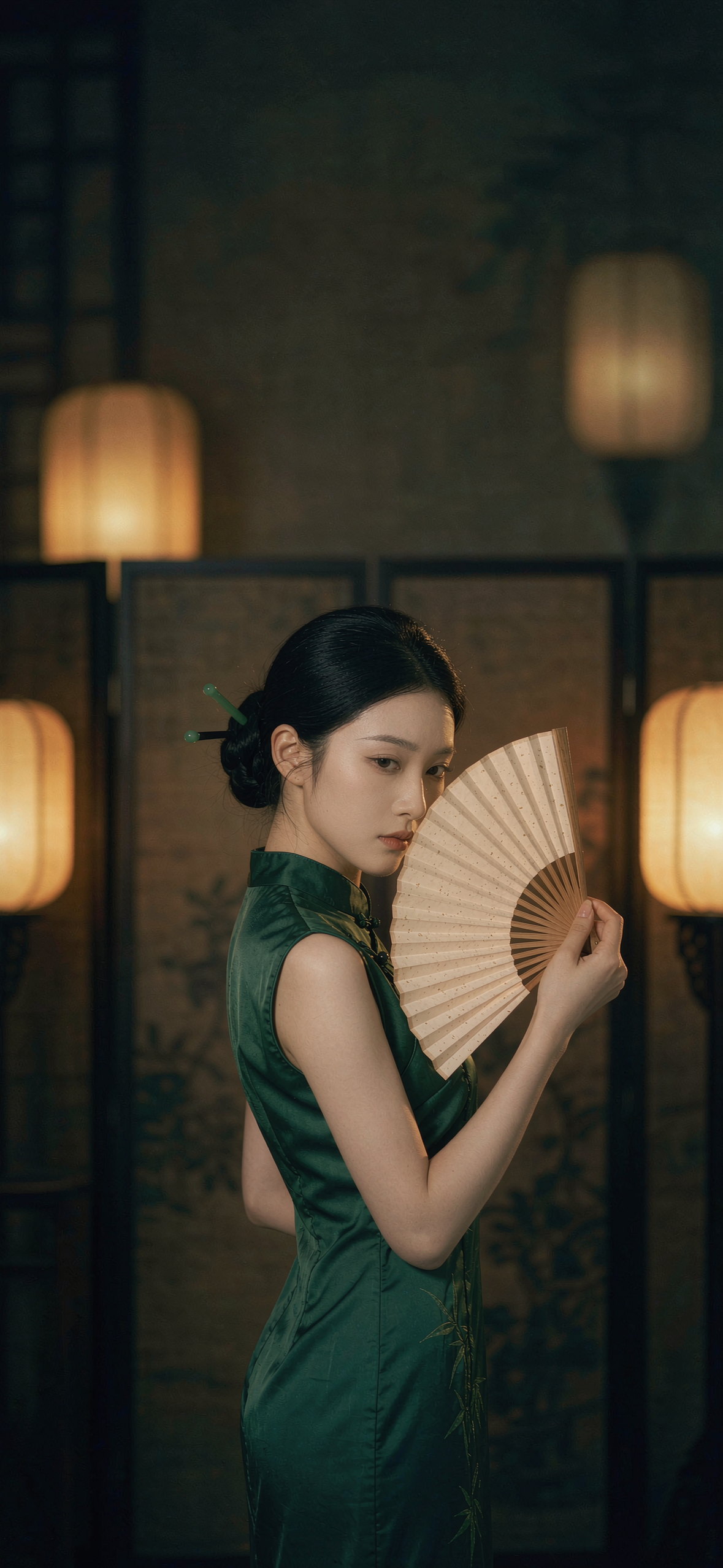 折扇旗袍 · 1179×2556 美女帅哥壁纸